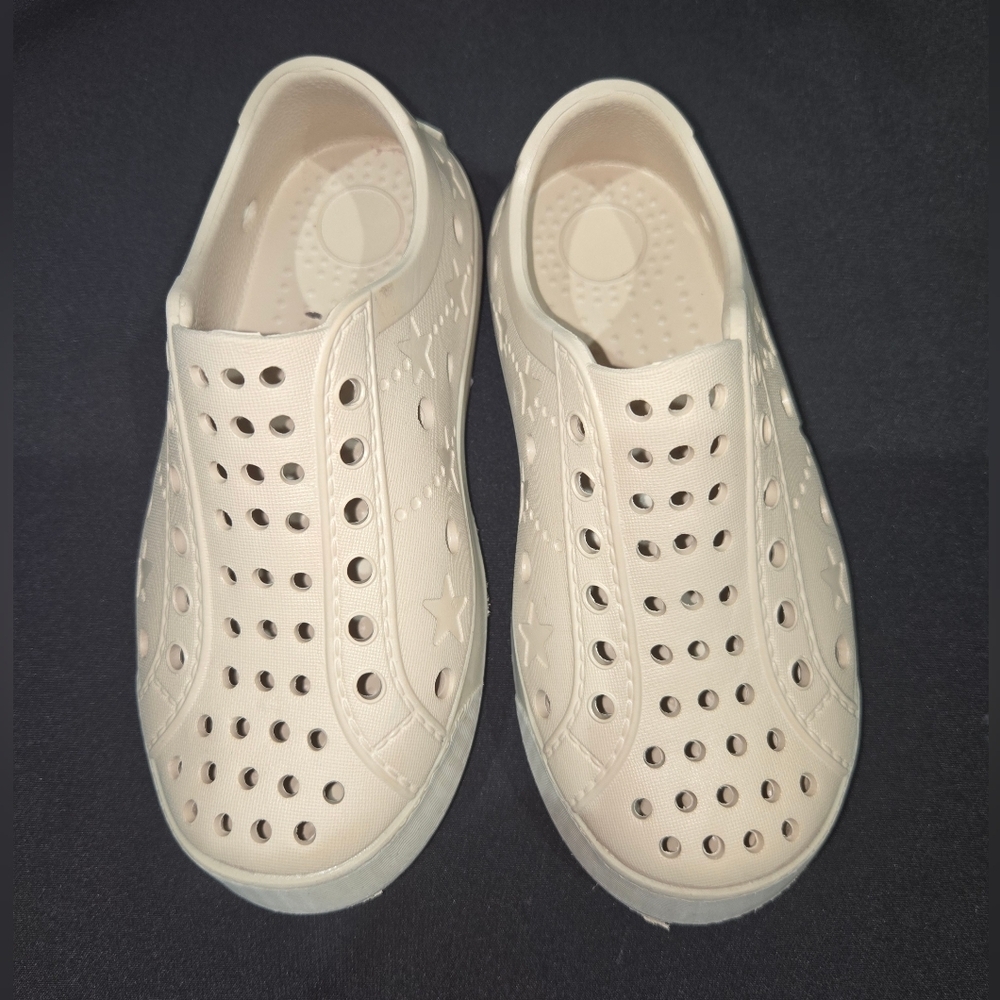 Shooshoos Cream Water Shoes with Perforated Design Size 9